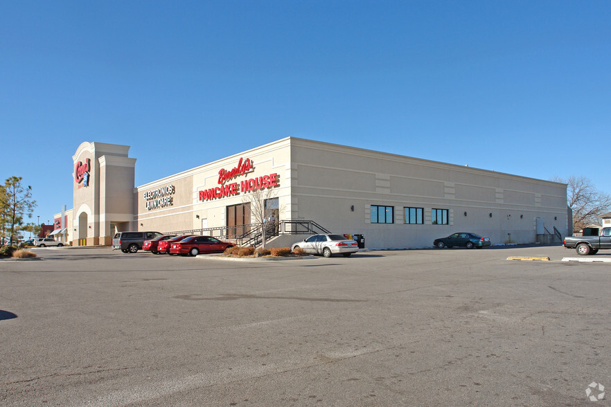 3301-3321 Northwest Expy, Oklahoma City, OK for lease - Building Photo - Image 3 of 9