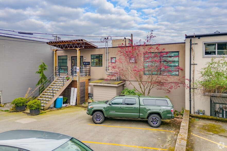 312 E Esplanade, North Vancouver, BC for lease - Building Photo - Image 3 of 3
