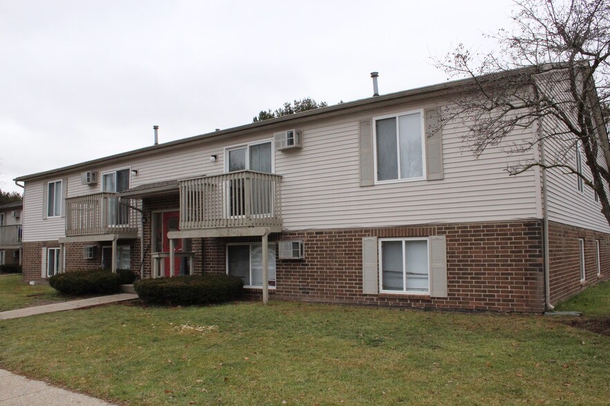 1180 Brentwood St, Belding, MI 48809