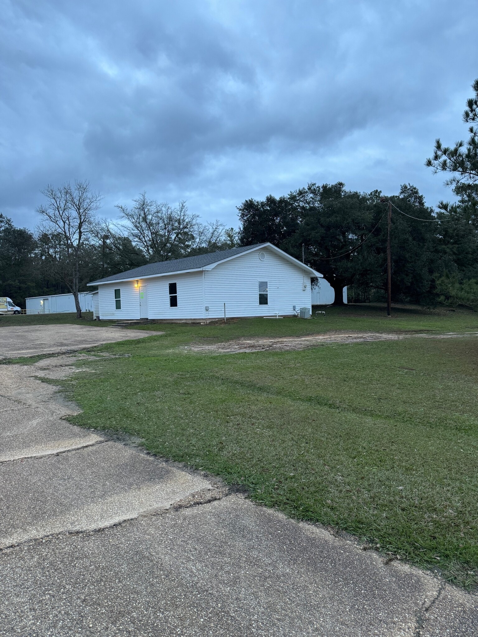 923 Avenue G, Kentwood, LA for lease Interior Photo- Image 1 of 5
