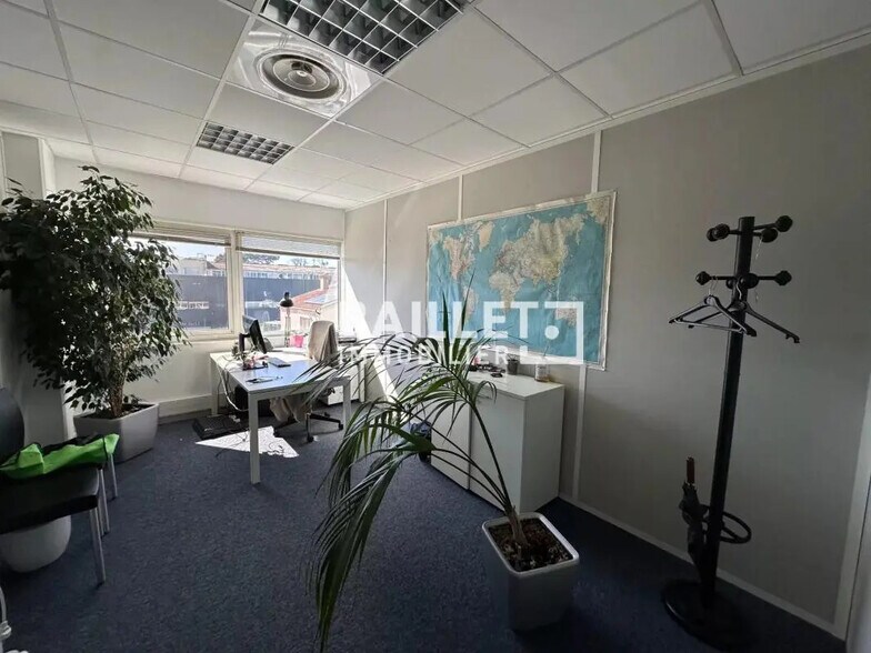 Office in Villeneuve-Loubet for lease - Interior Photo - Image 3 of 29
