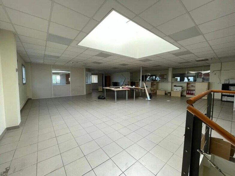 Industrial in Gignac-la-Nerthe for lease - Interior Photo - Image 3 of 6