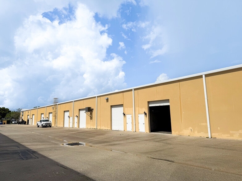 660 NW Enterprise Dr, Port Saint Lucie, FL for lease - Building Photo - Image 2 of 8