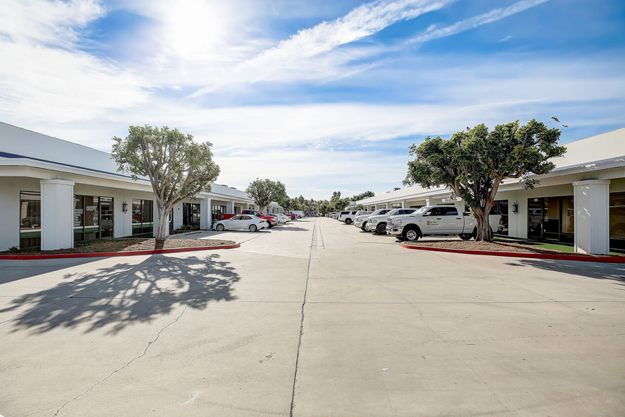 5480 Katella Ave, Los Alamitos, CA for lease - Building Photo - Image 1 of 6