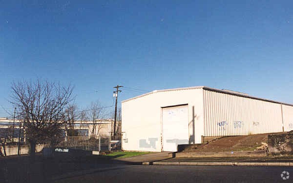 2310 N Albina Ave, Portland, OR for lease - Building Photo - Image 2 of 6