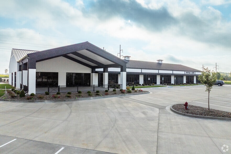 124 Ernest R. Kouma Blvd, Radcliff, KY for lease - Building Photo - Image 2 of 25