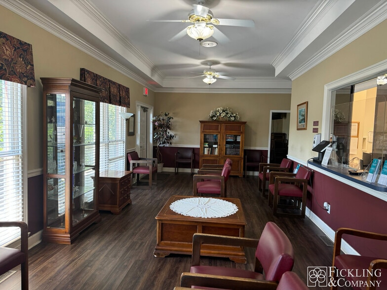 1217 Columbia Dr, Milledgeville, GA for sale - Interior Photo - Image 2 of 18
