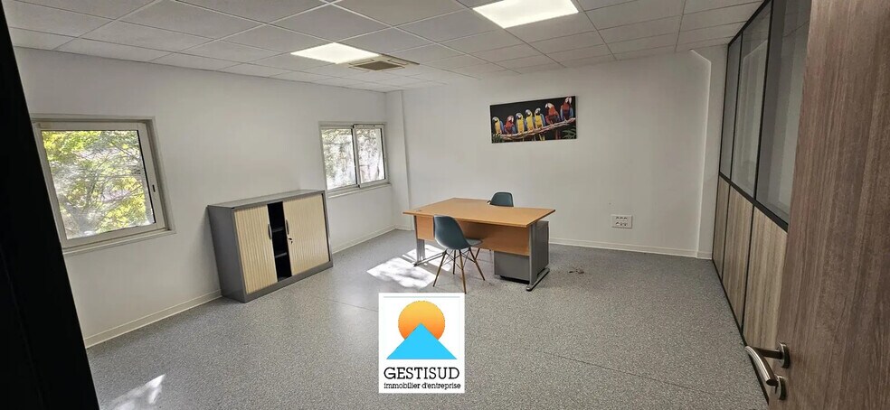 Office in Gémenos for lease - Interior Photo - Image 1 of 6
