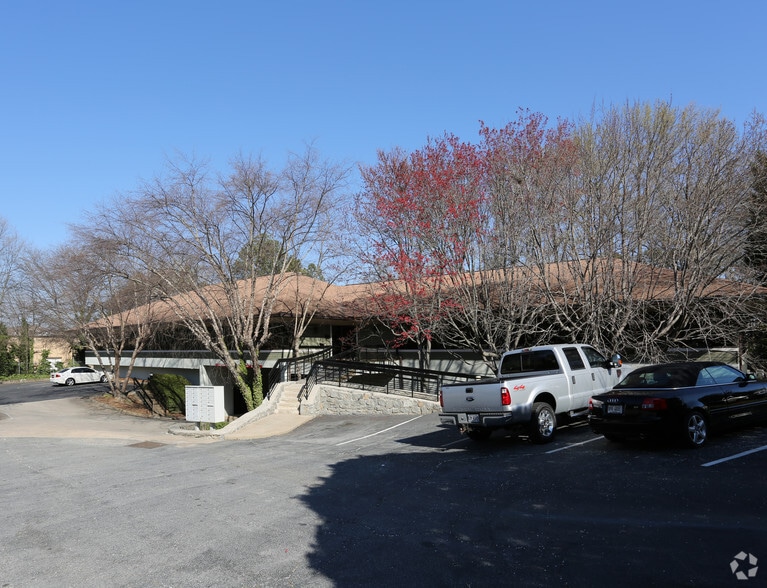 3680 N Peachtree Rd, Chamblee, GA for lease - Building Photo - Image 2 of 27