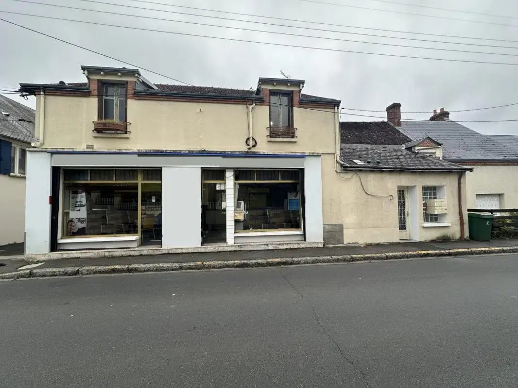 Retail in Orléans for lease Building Photo- Image 1 of 5