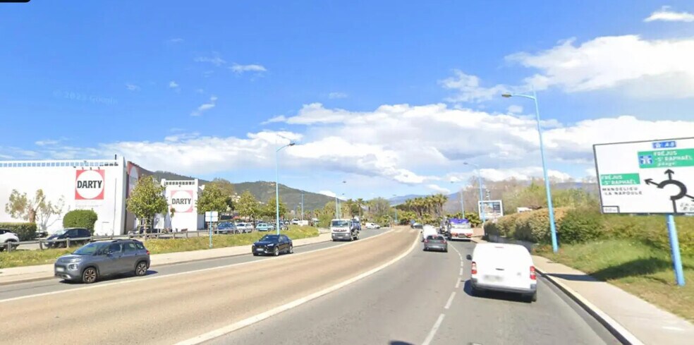 Retail in Mandelieu-la-Napoule for lease - Building Photo - Image 1 of 1