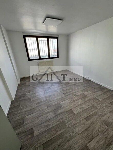 Office in Wissous for lease - Interior Photo - Image 2 of 6