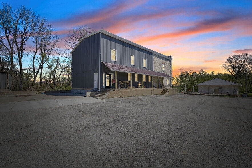 305 N Main St, Ste Genevieve, MO for sale - Primary Photo - Image 1 of 90