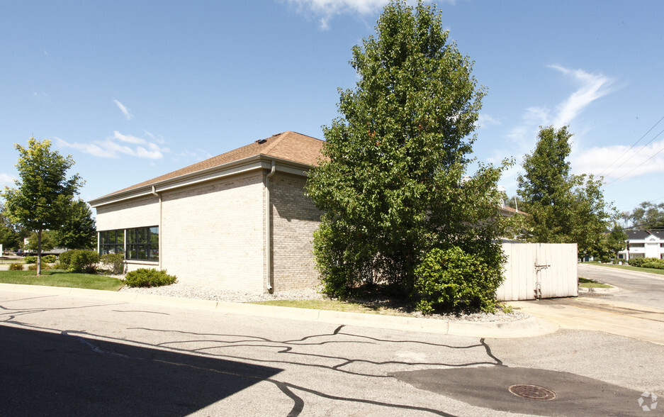 2755 E Grand River Ave, East Lansing, MI for sale - Building Photo - Image 1 of 1