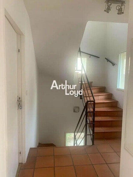 Office in Grasse for lease - Interior Photo - Image 3 of 6