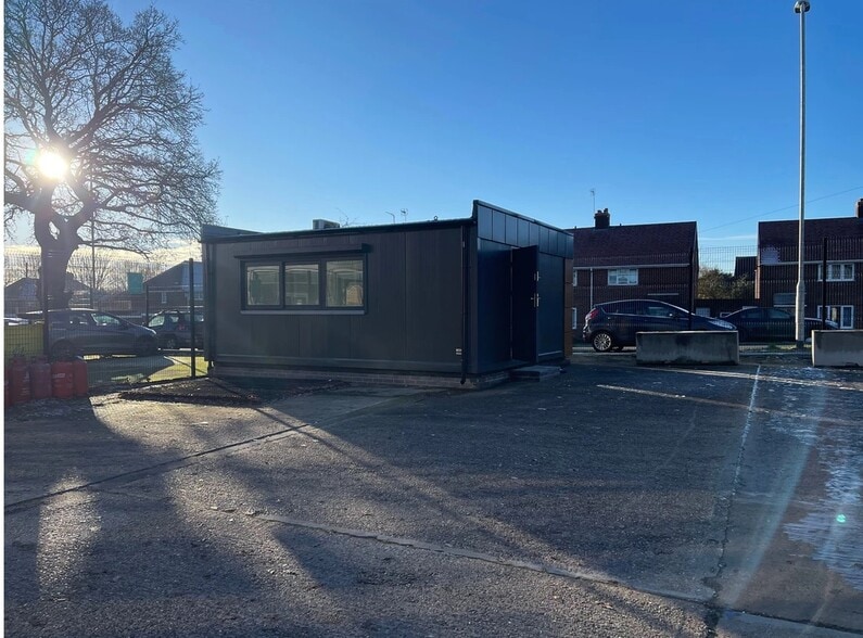 Executive House Linthouse Lane portfolio of 3 properties for sale on LoopNet.com - Primary Photo - Image 3 of 3