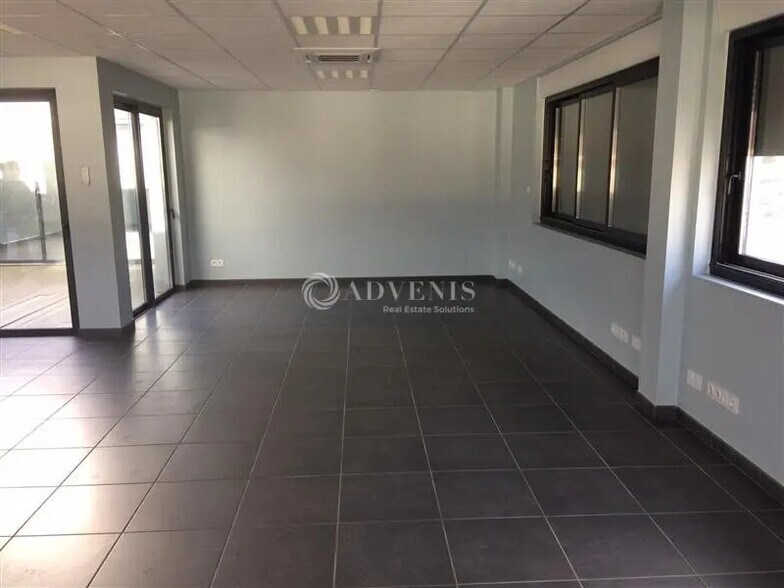 Office in Saint-Ouen for lease - Interior Photo - Image 2 of 10