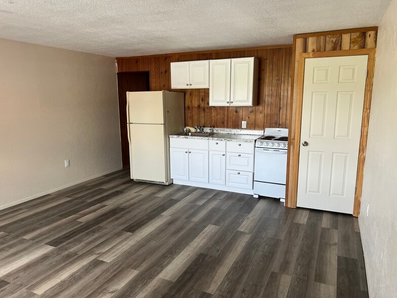 5-prop (48 apts, 1 com unit, 85 storage) portfolio of 5 properties for sale on LoopNet.com - Building Photo - Image 2 of 33