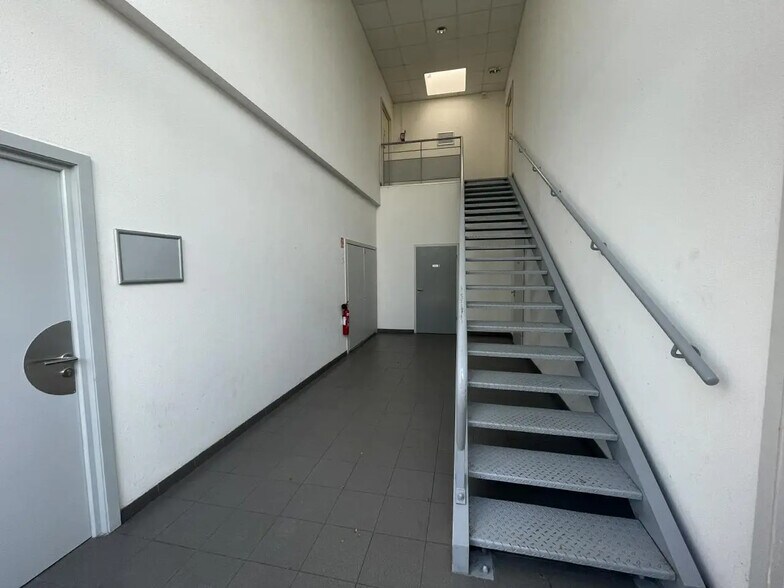 Flex in Lisses for lease - Building Photo - Image 2 of 17