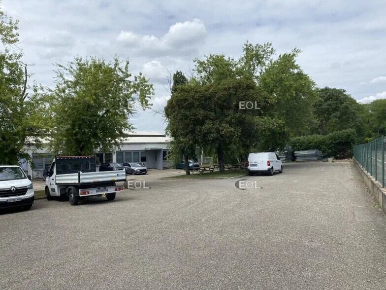 Industrial in Saint-Priest for lease - Building Photo - Image 1 of 31