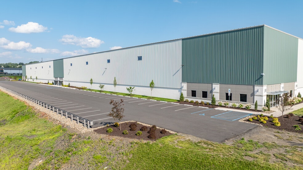 137-147 Commonwealth Dr, Jenkins, PA for lease - Building Photo - Image 1 of 7