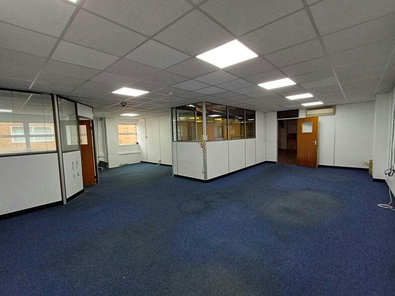 Rutherford Way, Crawley for lease - Building Photo - Image 2 of 9