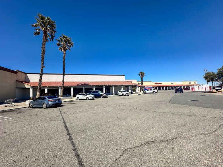 57200-57274 29 Palms Hwy, Yucca Valley, CA for lease - Building Photo - Image 3 of 19