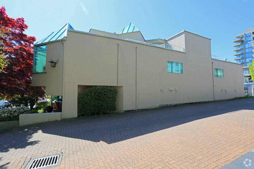 565 17th St W, West Vancouver, BC for lease - Building Photo - Image 2 of 5