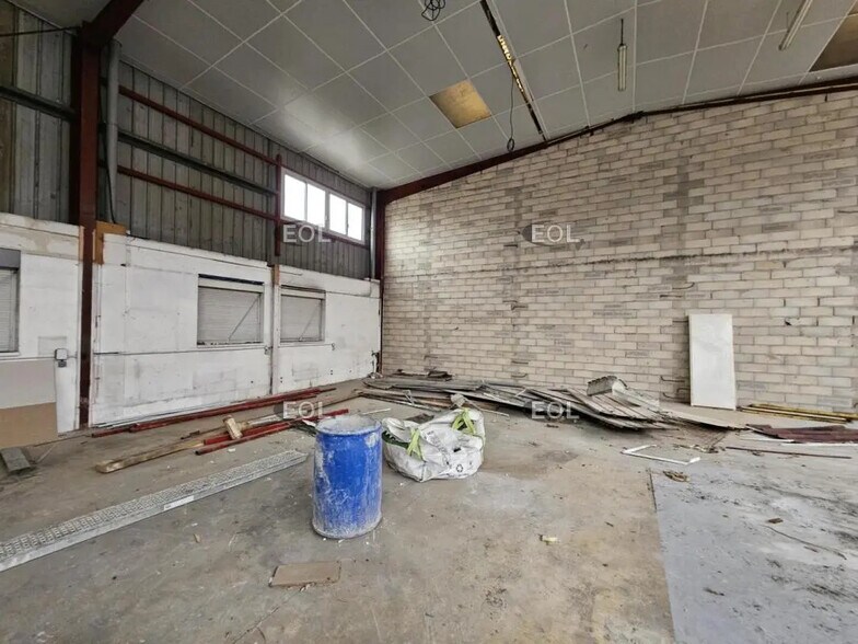 Flex in Crosne for lease - Interior Photo - Image 3 of 6