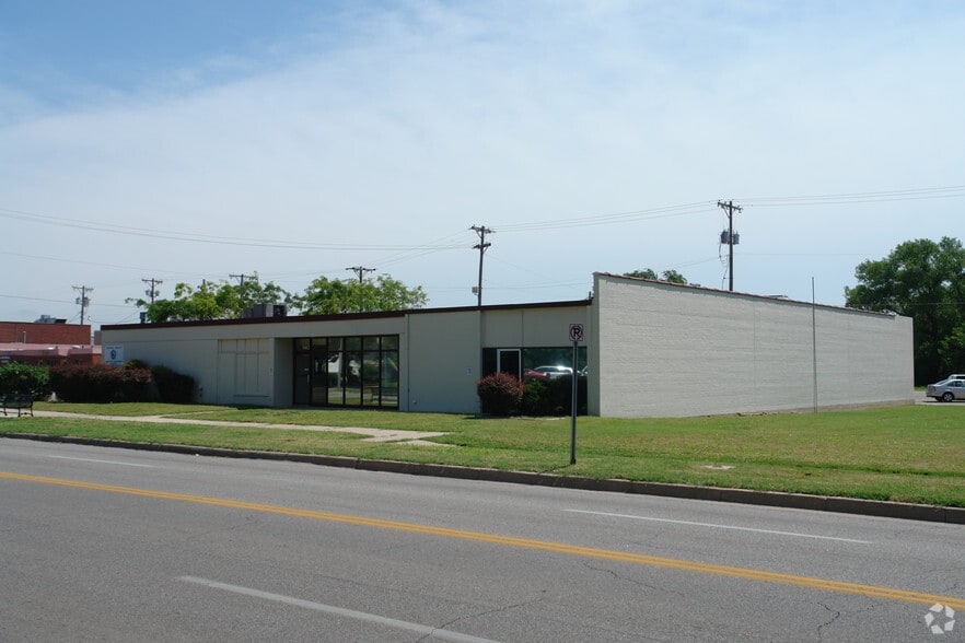 940 N Waco Ave, Wichita, KS for sale - Primary Photo - Image 1 of 8
