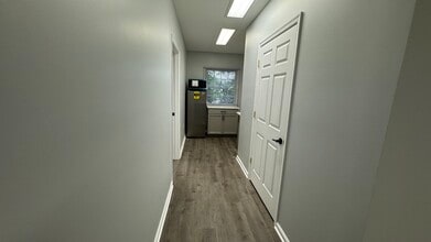 722 Grant St, Herndon, VA for lease Interior Photo- Image 2 of 12
