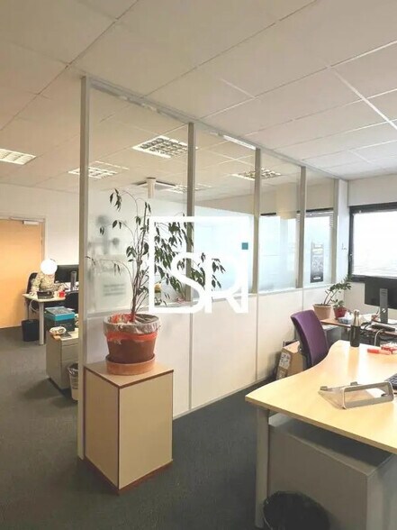 Office in Cournon-d'Auvergne for lease - Interior Photo - Image 1 of 12