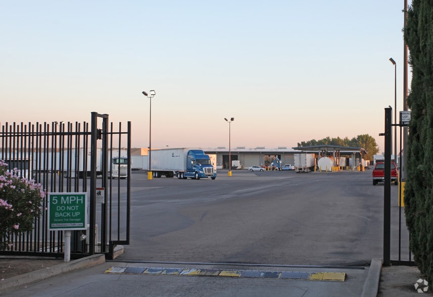 2577 W. Yosemite Avenue portfolio of 2 properties for sale on LoopNet.com - Building Photo - Image 3 of 4