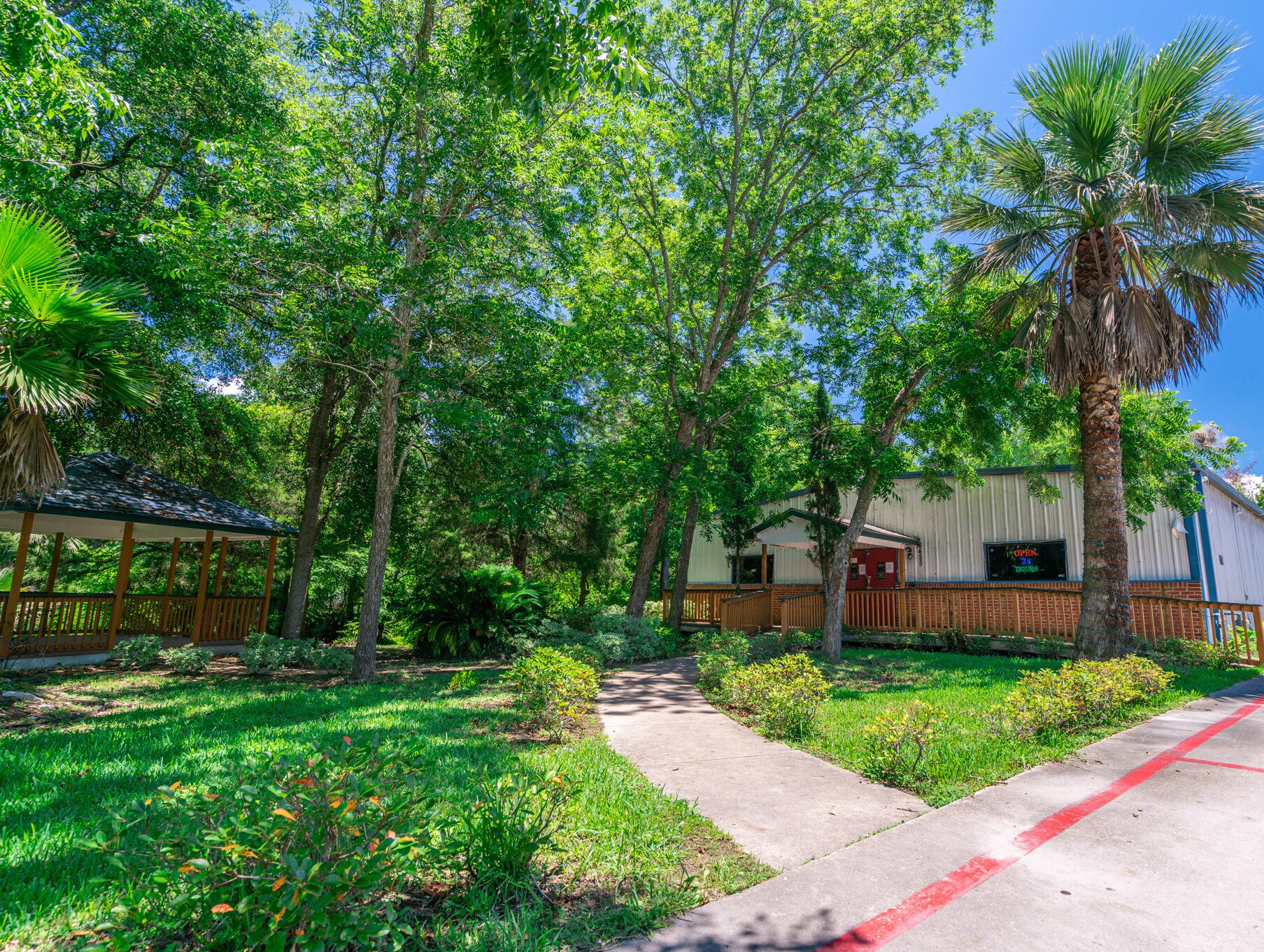 8425 Highway 6, Hitchcock, TX for sale Primary Photo- Image 1 of 1