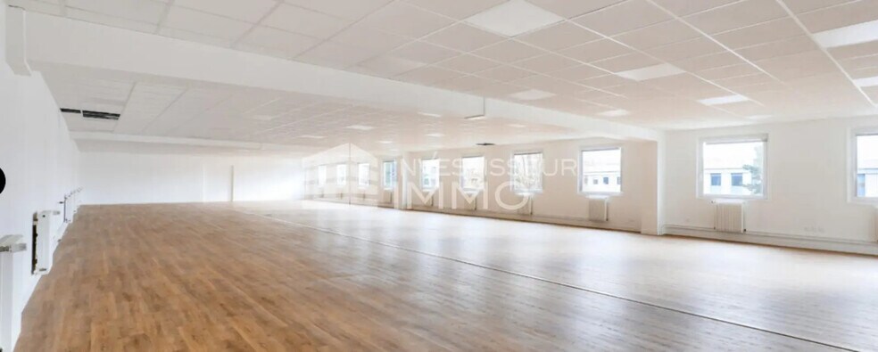 Flex in Gennevilliers for lease - Interior Photo - Image 1 of 6