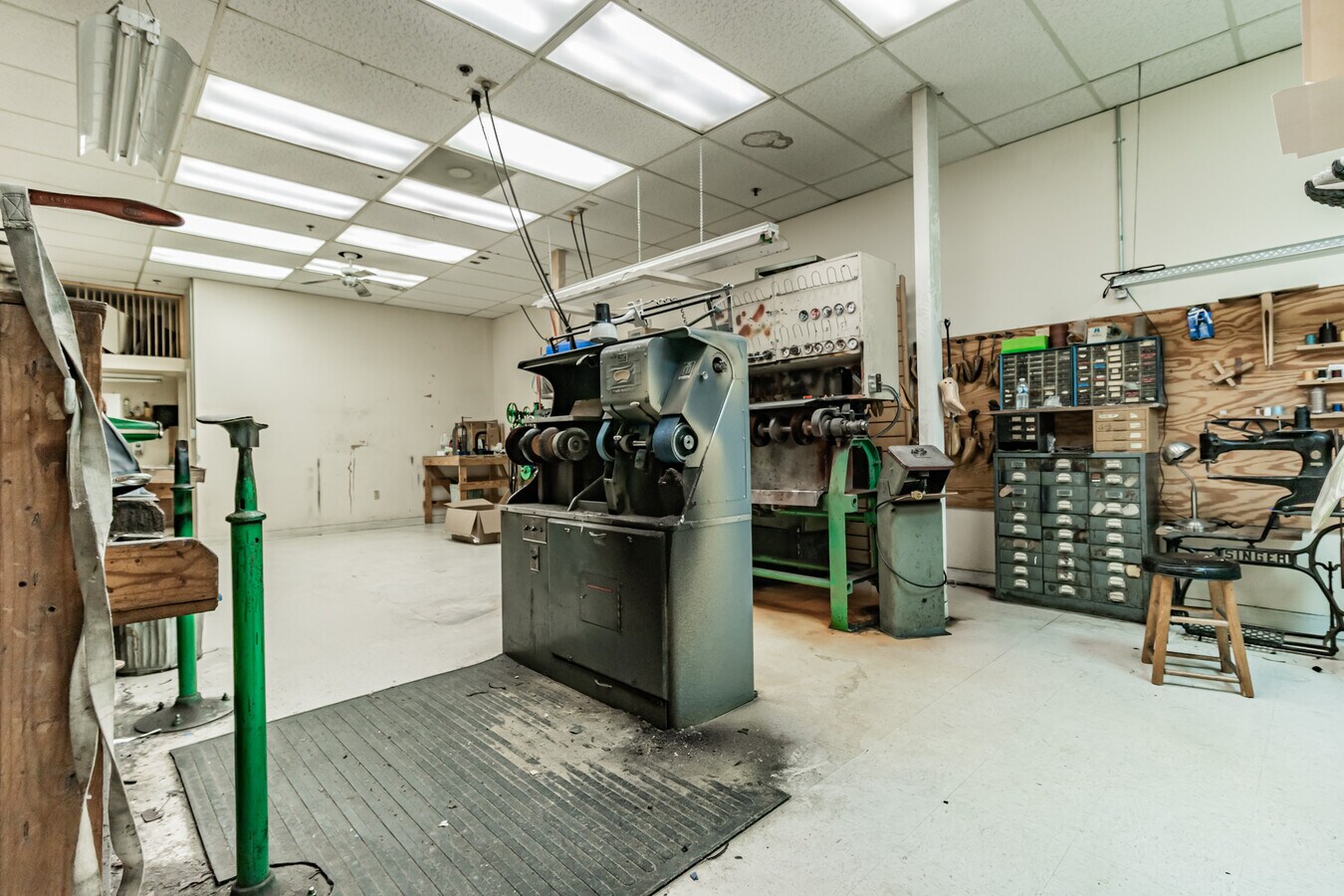 5115 Oak Grove Rd, Evansville, IN 47715 Riecken Building