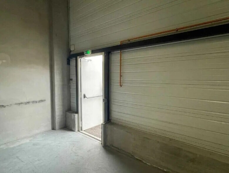 Flex in Saint-Quentin-Fallavier for lease - Interior Photo - Image 3 of 9