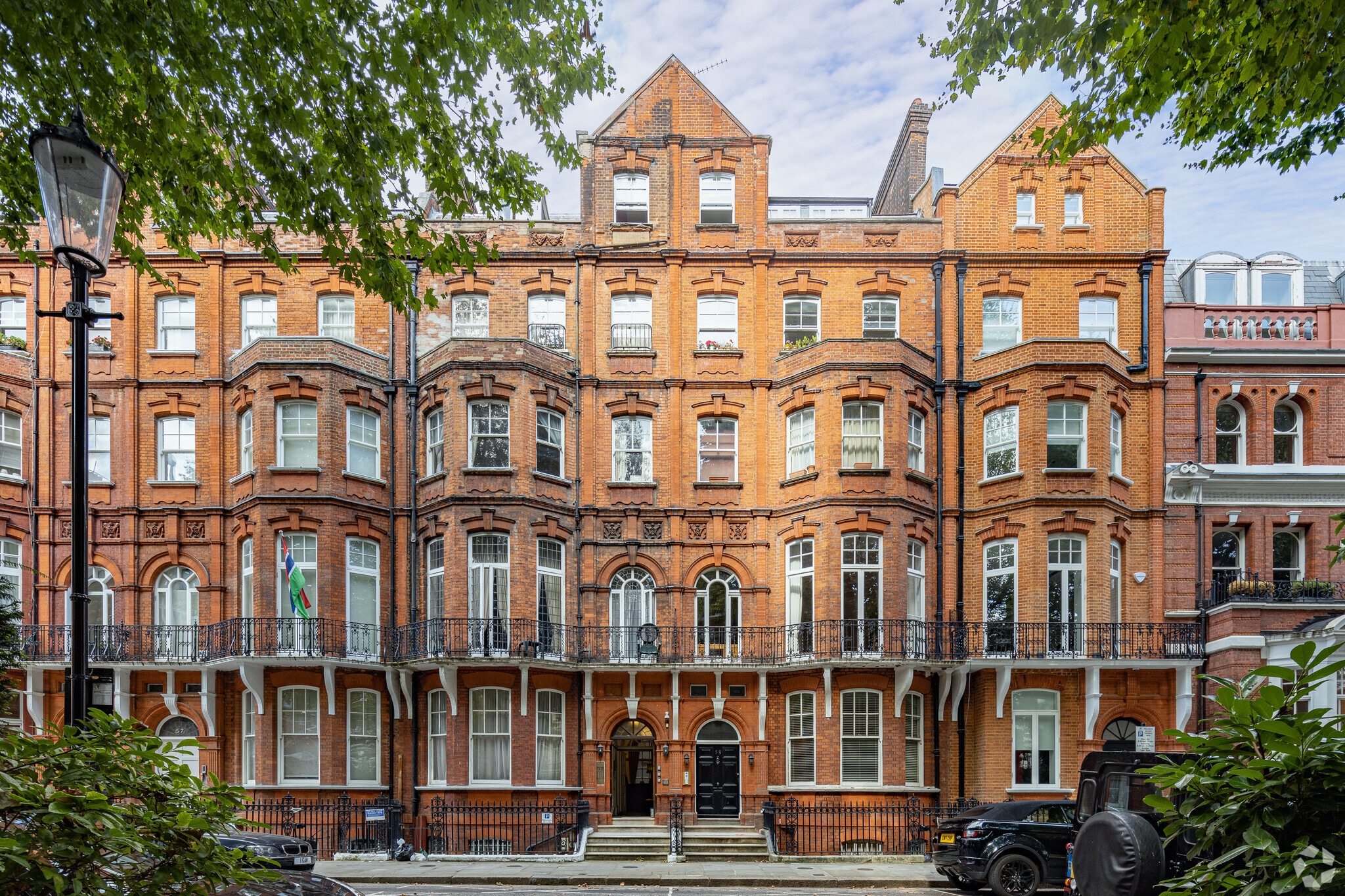 Kensington Ct, London for sale Primary Photo- Image 1 of 1