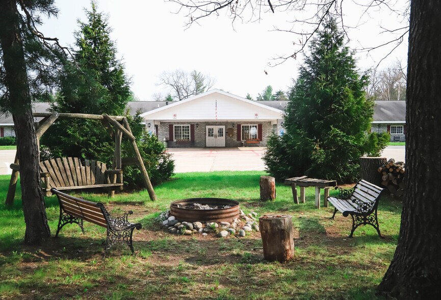 4909 Salling Rd, Lewiston, MI 49756 Redwood Motor Inn