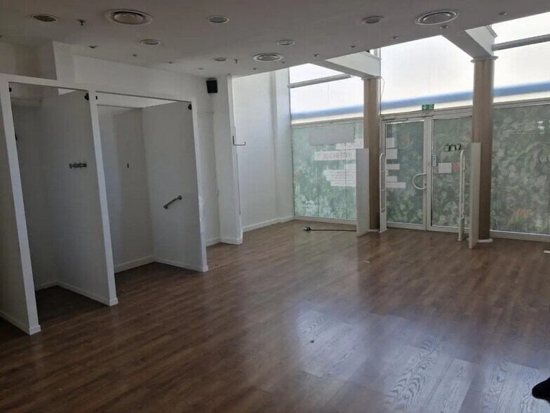 Retail in Mandelieu-la-Napoule for lease - Building Photo - Image 3 of 6