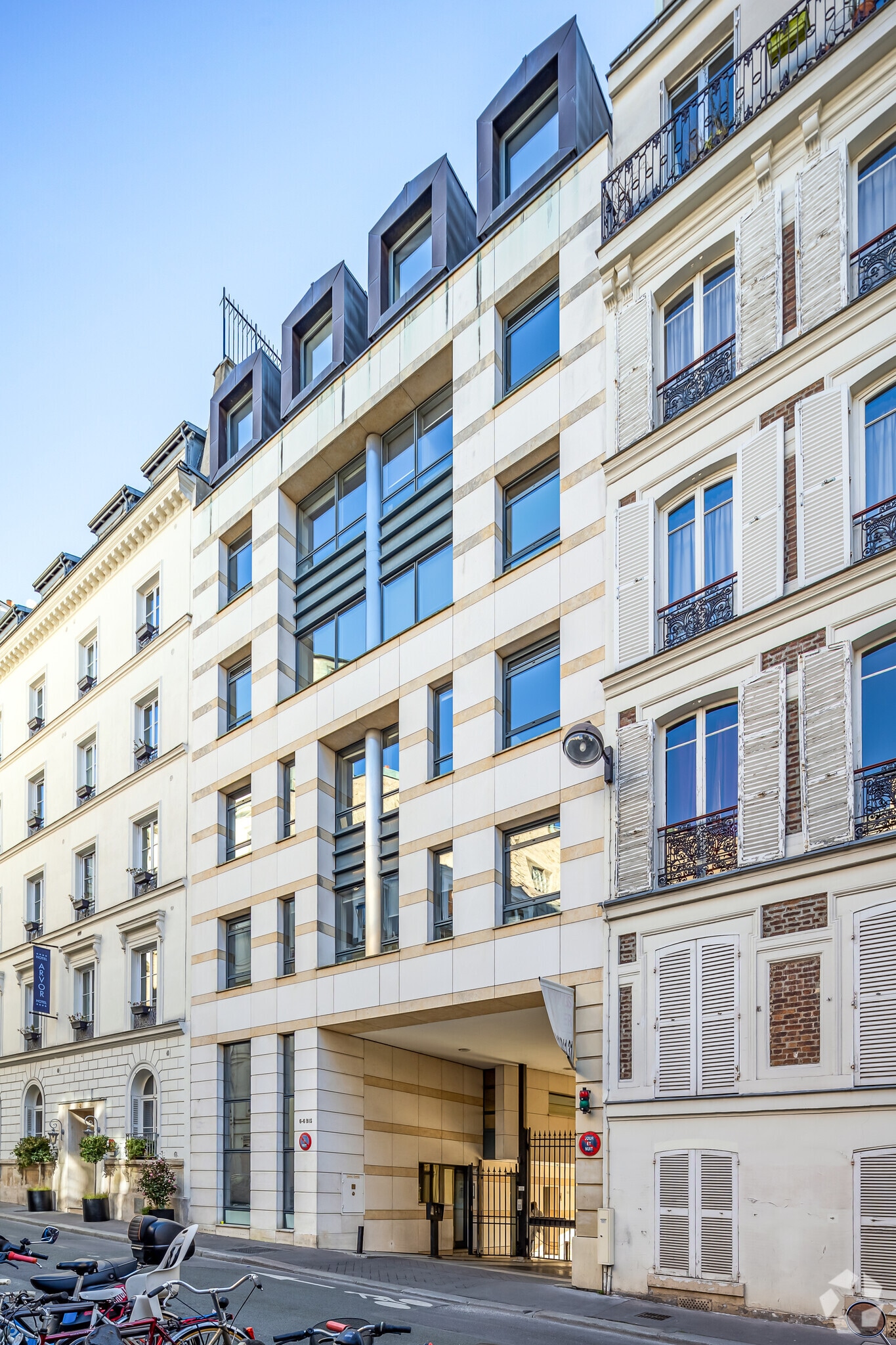 6-6 bis Rue Laferrière, Paris for lease Primary Photo- Image 1 of 2