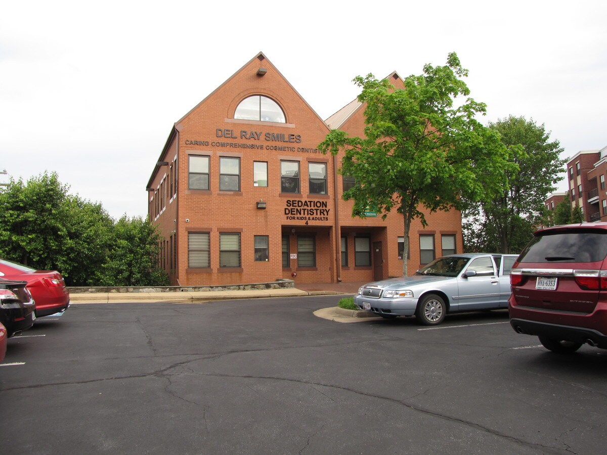 4 Herbert St, Alexandria, VA 22305