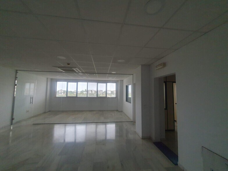 Office in SEVILLA for lease - Building Photo - Image 3 of 12