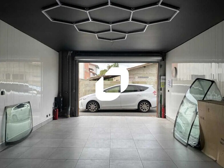 Flex in VILLENAVE-D'ORNON for lease - Interior Photo - Image 3 of 6