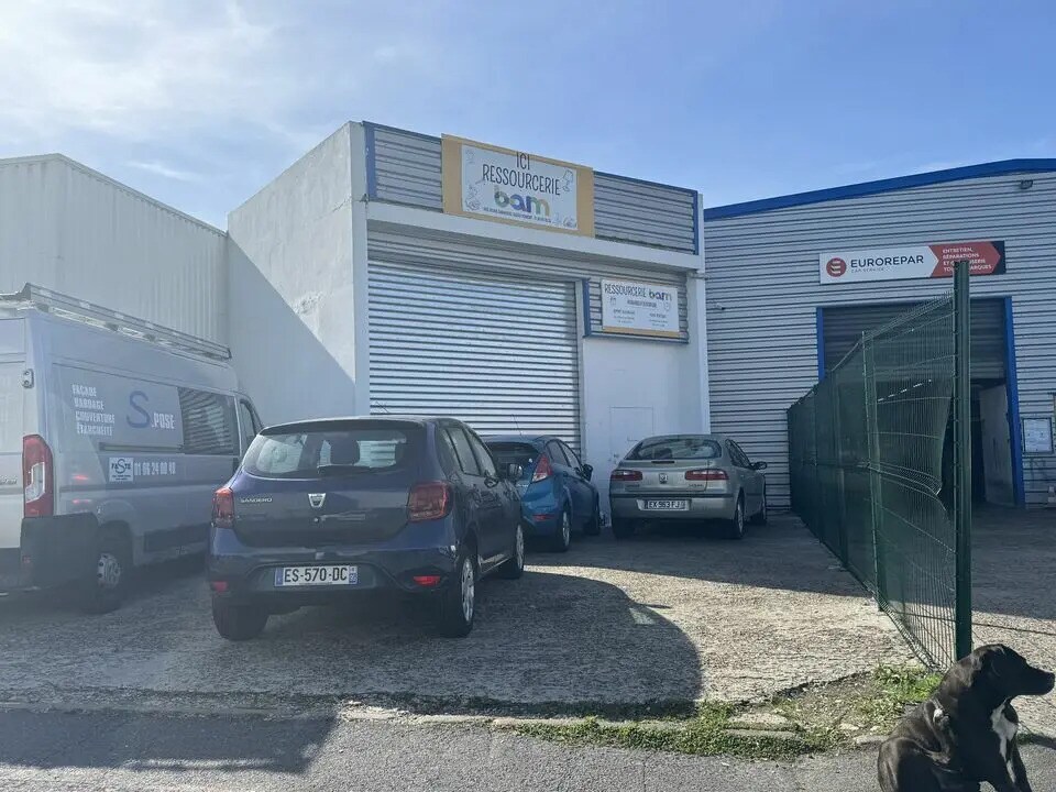 Retail in Domont for lease Building Photo- Image 1 of 8