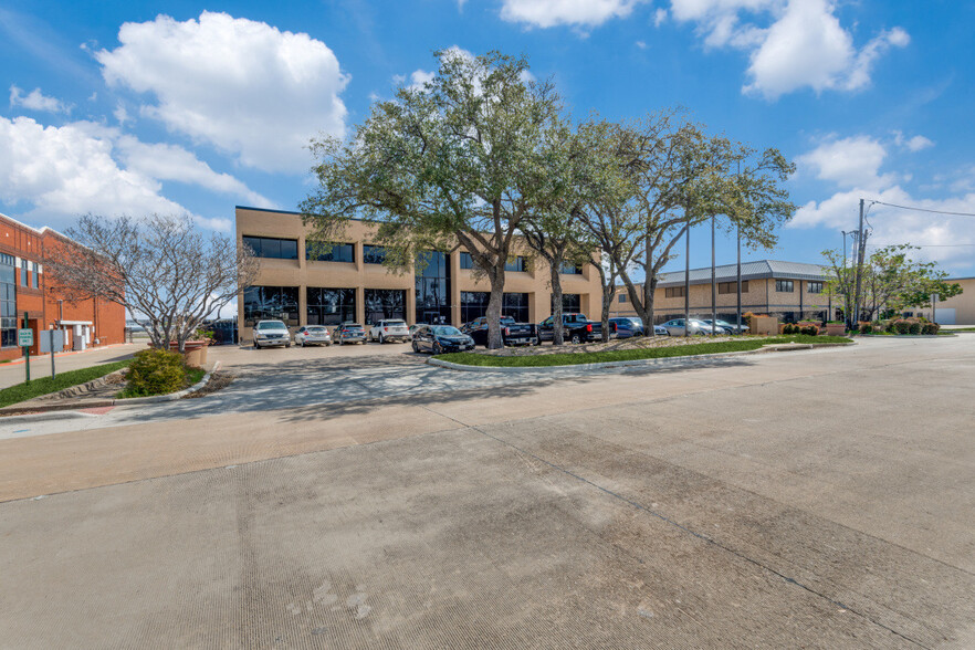 15800 Dooley Rd, Addison, TX for lease - Primary Photo - Image 1 of 32