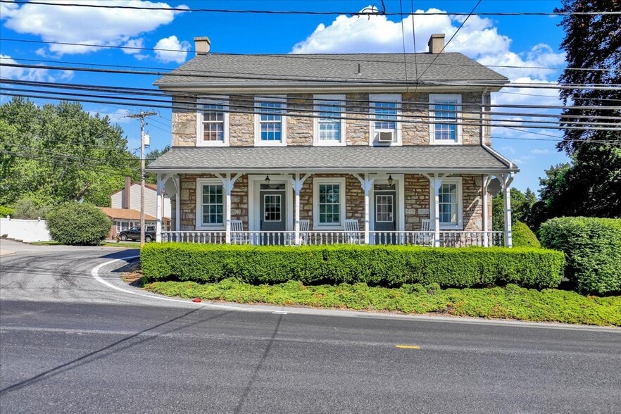 879 Fritztown Rd, Sinking Spring, PA for lease - Building Photo - Image 1 of 23