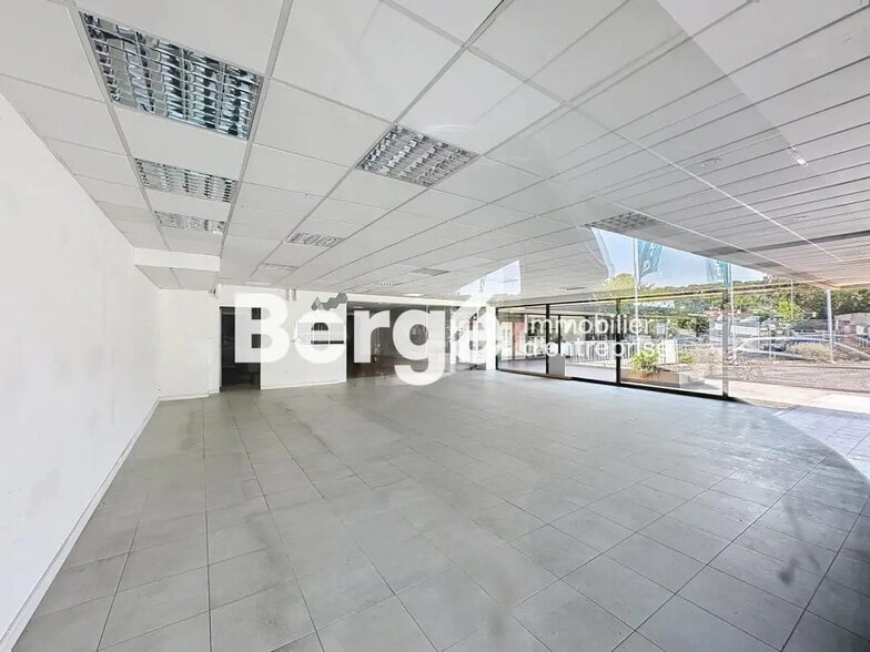 Retail in Vallauris for lease - Interior Photo - Image 2 of 6