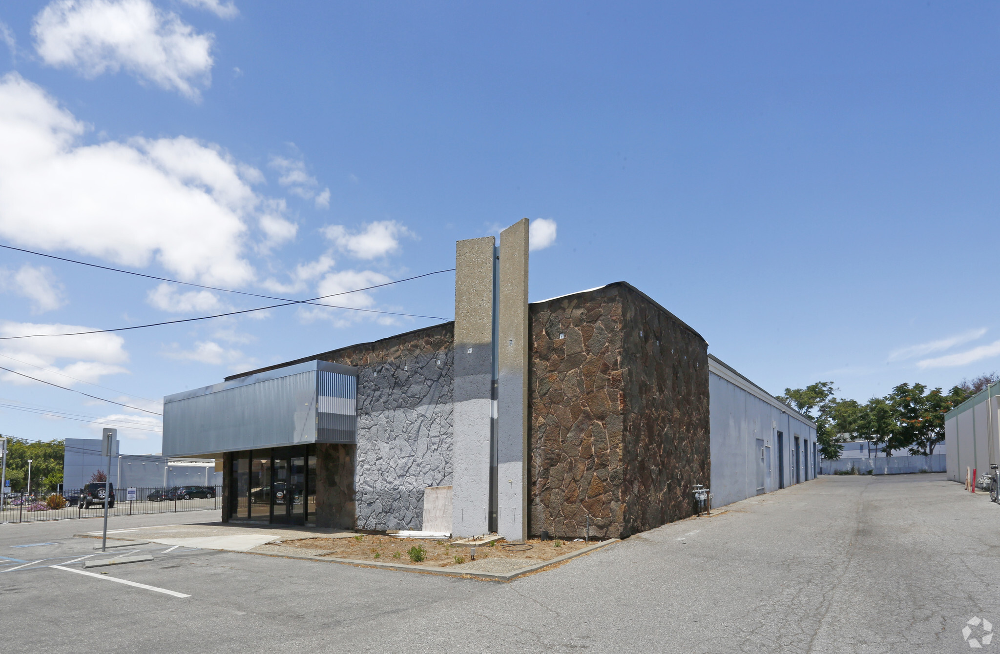 2554-2562 W Middlefield Rd, Mountain View, CA for lease Building Photo- Image 1 of 8