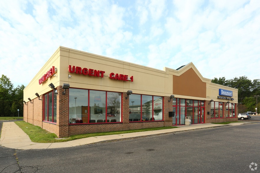 Taylor Retail Center Portfolio Sale portfolio of 2 properties for sale on LoopNet.com - Primary Photo - Image 2 of 2